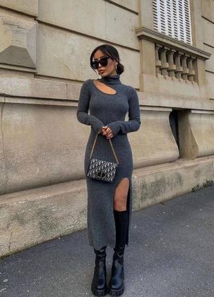 Плаття з розрізом на ніжці