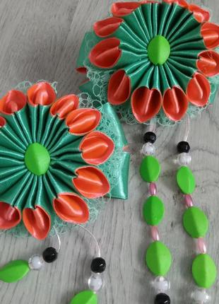 Яскраві бантики з підвісками