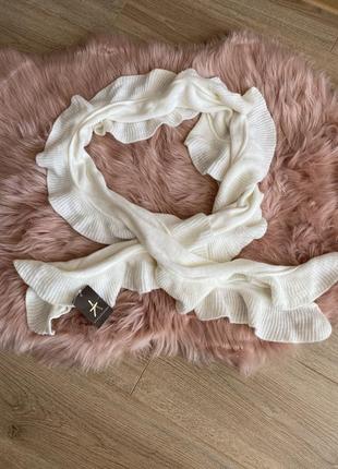 М'ягкенький білий шарфик з рюшами atmosphere