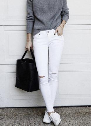 Білі джинси h&m на високій посадці,з розрізами на колінах та рваним краєм