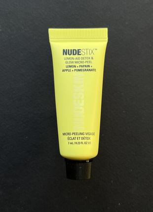 Отшелушивающий лимонный пилинг nudestix lemon aid detox & glow micro peel для сияния кожи3 фото