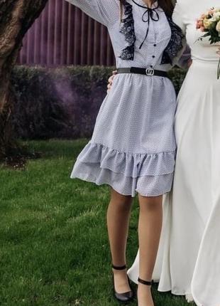 Нарядное шифоновое платье с кружевом.