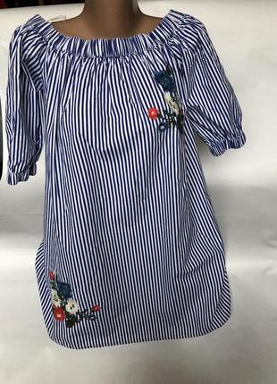 Красива блуза в смужку з квітами