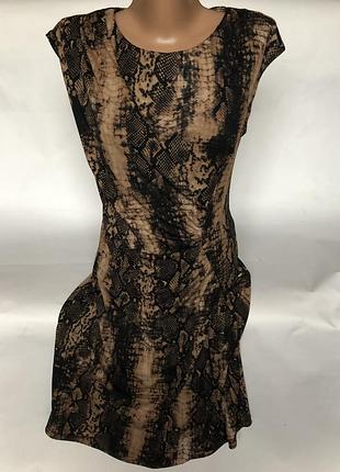 Красивое платье с змеиным принтом