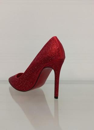 Женские красные праздничные туфли в стразах на шпильке7 фото