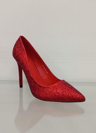 Женские красные праздничные туфли в стразах на шпильке3 фото