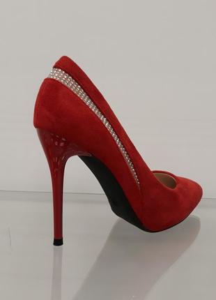 Червоні ошатні жіночі туфлі на підборах4 фото