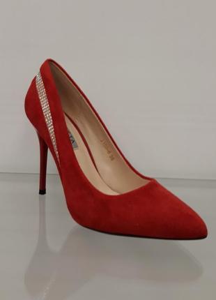 Червоні ошатні жіночі туфлі на підборах2 фото