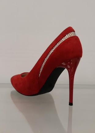 Червоні ошатні жіночі туфлі на підборах5 фото