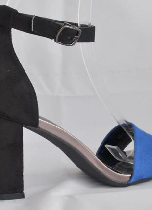 Эффектные и стильные женские босоножки, каблук 8 сантиметров, черные с синим. размеры 36, 37, 38, 39.4 фото