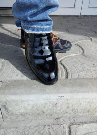 Размер 44 - стопа 28,5 сантиметра  полноразмерные мужские лаковые туфли лоферы из pu-кожи, черные2 фото