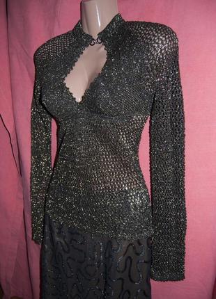 Вечірня блуза з красивим декольте.