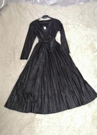 Невероятно красивая сверкающая мерцающие блестящие платье в свете фонарей в лучах солнца смотрится п