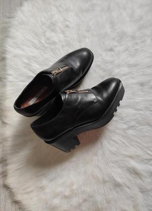 Чорні шкіряні туфлі черевиків на підборах середня тракторна підошва блискавка замок спереду