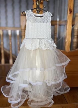 Сукня на дівчинку ззаді з хвостом🤍