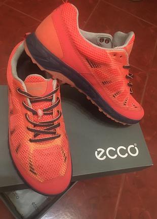 Фірмові жіночі кросівки