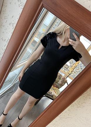 Чорна сукня з маєтками на рукавах