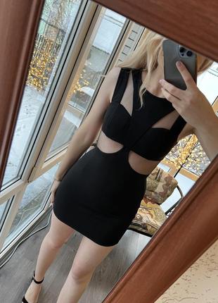 Чорна коротка сукня з сіточкою