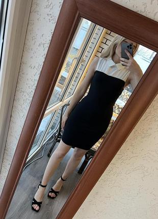 Чорна сукня з білим комірцем