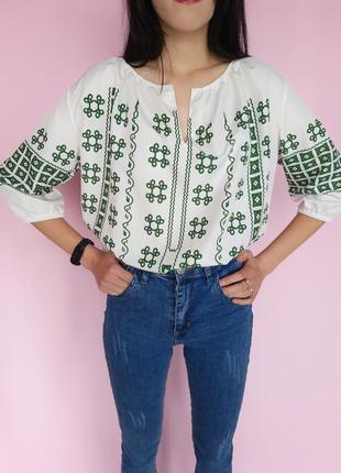 Блузка с рисунком-орнаментом белая с зеленым3 фото