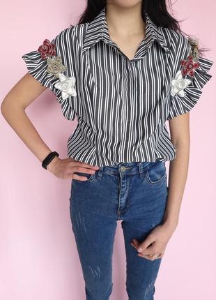 Блуза в полоску с аппликациями цветов черно-белая4 фото