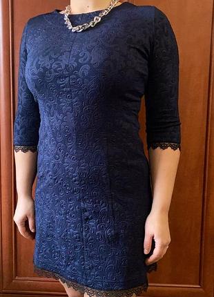 Красива сукня з мереживом