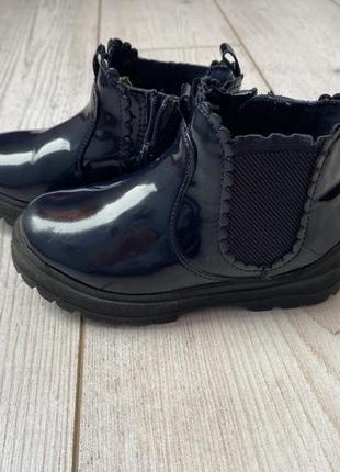 Лакові черевики