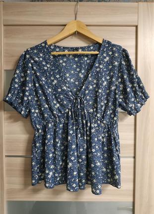 Актуальна блуза в квіти великого розміру