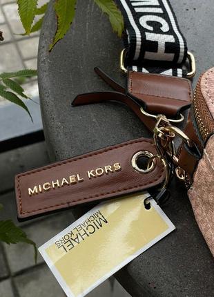 Женская персикова сумка с широким ремнем michael kors 🆕сумка кросс боди4 фото