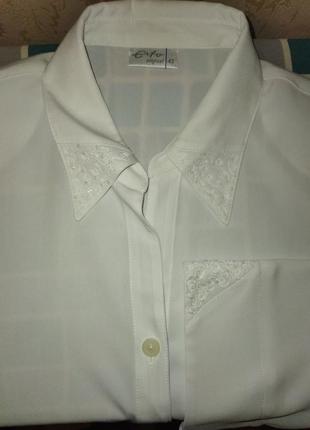 Нарядная белая блуза.