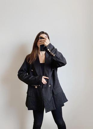 Чорний двобортний піджак із красивою фурнітурою1 фото