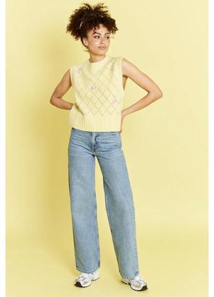 В'язаний фірмовий жилет светр з квітковою вишивкою - жовтий жилетка в’язана з квітковим принтом у стилі зара манго