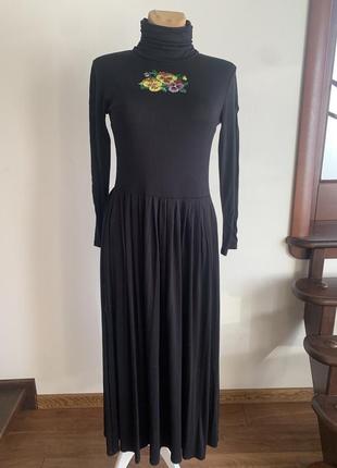 Чорне плаття з вишивкою