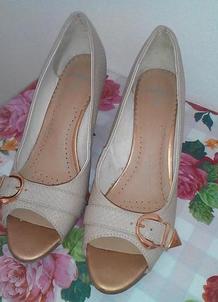 Босоніжки бежеві р 40 або 7 по ст 26,5 см