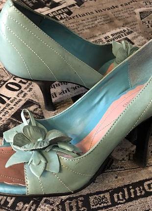 Шикарные бирюзовые открытые туфли