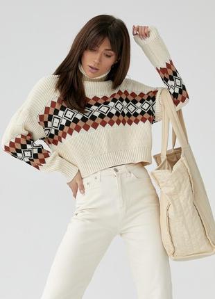 Тёплый короткий свитер с ромбами
