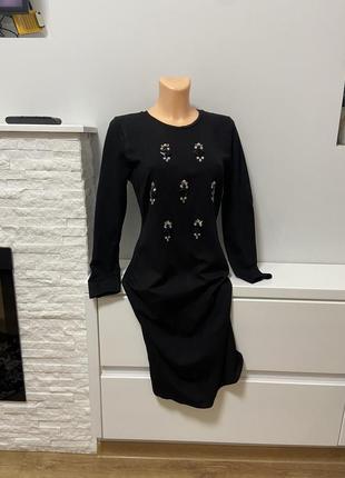 Плаття з камнями