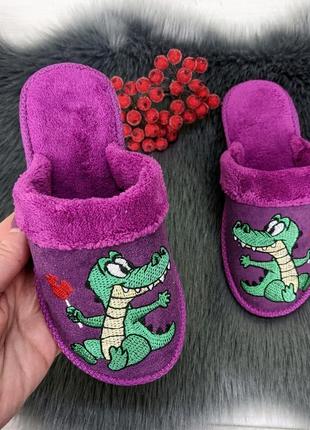 Тапочки дитячі для хлопчика: білосту фіолетові крокодильчик4 фото