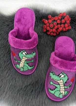 Тапочки дитячі для хлопчика: білосту фіолетові крокодильчик5 фото