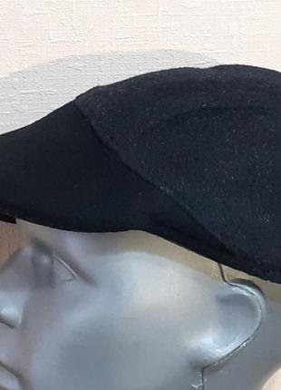 Кепка демісезонна. матеріал — чорний кашемір із байковою підкладкою. оригінальний крій.