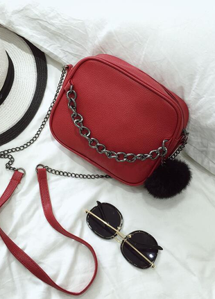 Сумка клатч с цепочкой и помпоном черная, красная