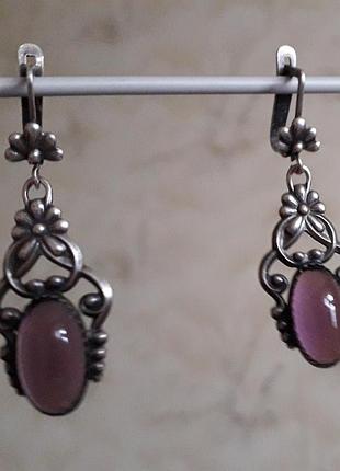 Чудові сережки-підвіски з кабошонами аметистами.