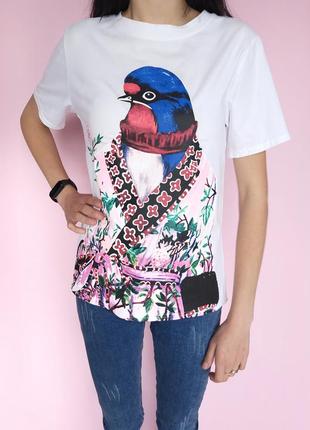 Стильная футболка с оригинальным ярким рисунком птицы