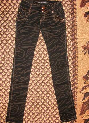 Классные джинсы с тигровым узором. новые, в наличии.
