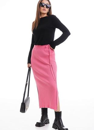 Вязаная юбка-миди темно-розовая с разрезами по бокам и с завязками на талии4 фото