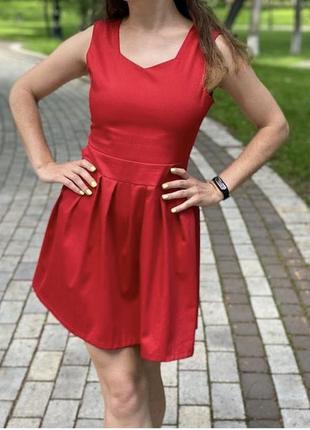 Червона коротка міні сукня без рукавів приталена на новий рік новорічна святкова