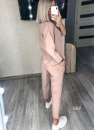 Красивый женский костюм