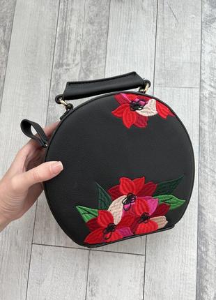 Сумка zara черная с вышивкой