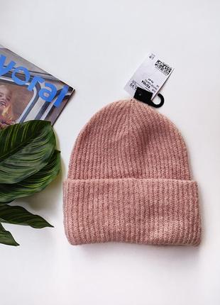 Шапка фірми h&m.