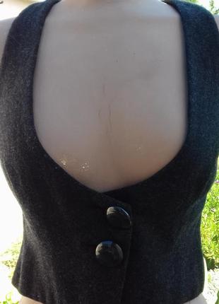 Стильная жилетка в составе шерсть